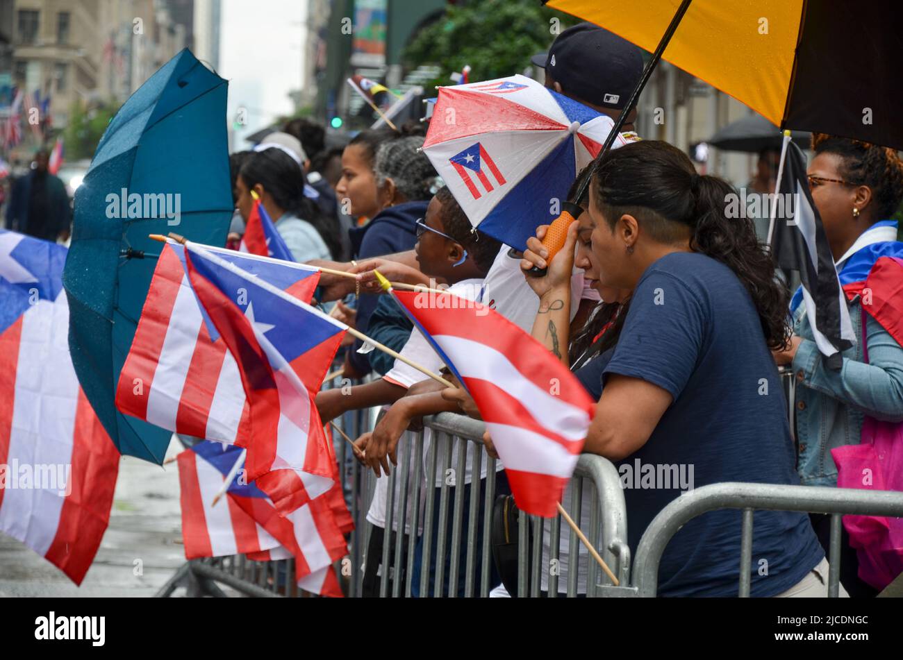 Millionen versammelten sich trotz des Regens auf der Fifth Avenue zur jährlichen Puerto Rican Day Parade 65. in New York City am 12. Juni 2022. Stockfoto