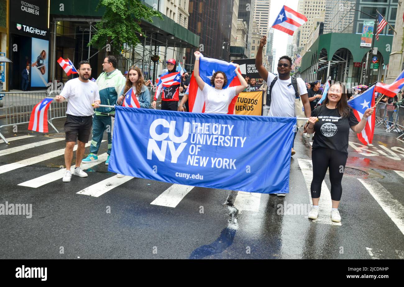 Die City University of New York (CUNY) marschiert auf der Fifth Avenue in New York City während der National Puerto Rican Day Parade und kehrt nach einem zwei-Ja zurück Stockfoto