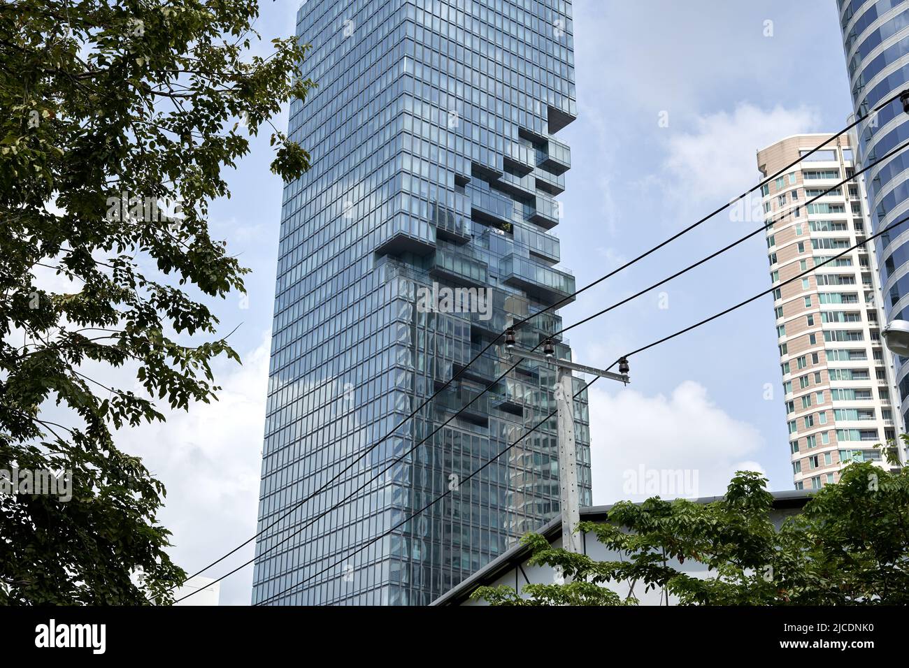 Skycraper mit geometrischer Struktur in Bangkok Stockfoto