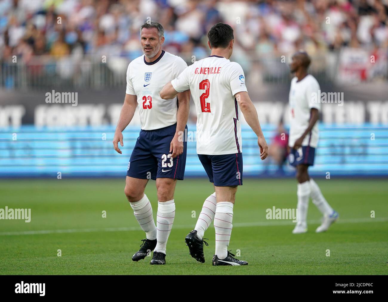 Englands Jamie Carragher (links) und Gary Neville während des Fußballspiels „Soccer Aid for UNICEF“ im Londoner Stadion. Bilddatum: Sonntag, 12. Juni 2022. Stockfoto