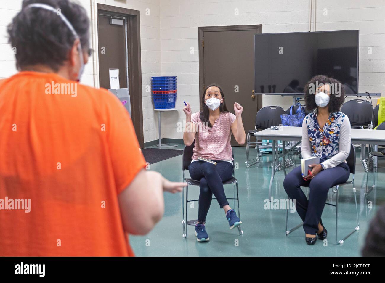 Detroit, Michigan - Michigan State Senatorin Stephanie Chang (links) und Detroit City Council Mitglied Latisha Johnson halten eine Coffee Hour in einem lokalen Bibliothekar Stockfoto
