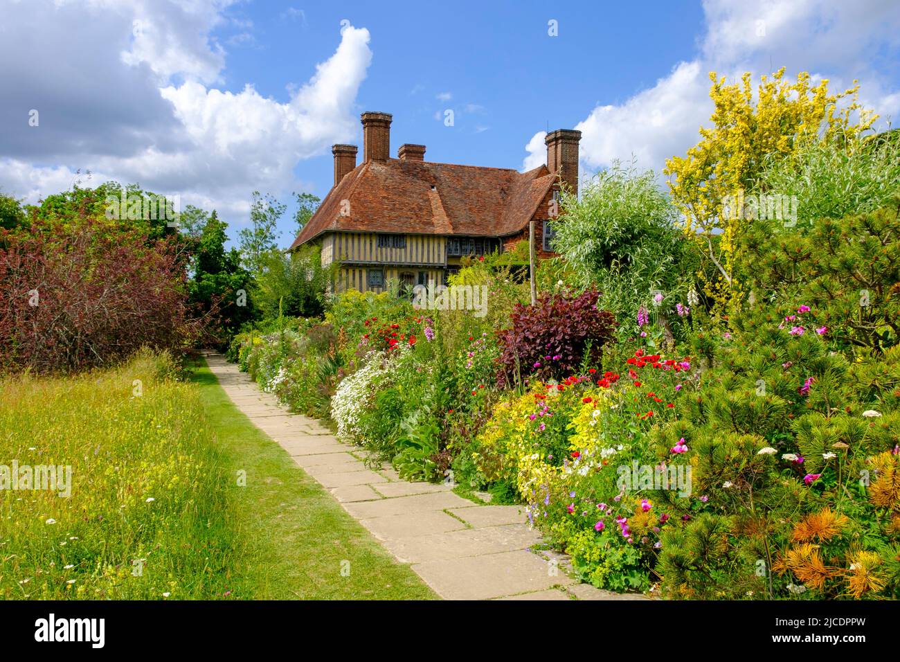 Großartiges Dixter Haus und Garten des berühmten Gartendesigners und Schriftstellers Christopher Lloyd, Northiam, East Sussex, Großbritannien im Frühling Stockfoto