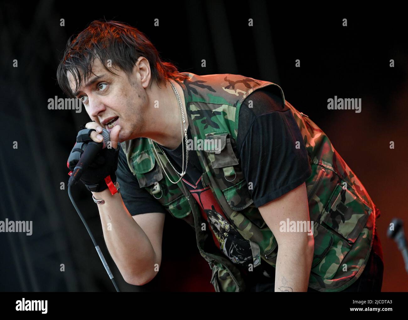 Berlin, Deutschland. 12.. Juni 2022. Sänger Julian Casablancas von der US-Band 'The Strokes' ist auf der Bühne des Tempelhof Sounds Festivals auf dem Gelände des ehemaligen Berliner Flughafens Tempelhof. Kredit: Britta Pedersen/dpa/Alamy Live Nachrichten Stockfoto
