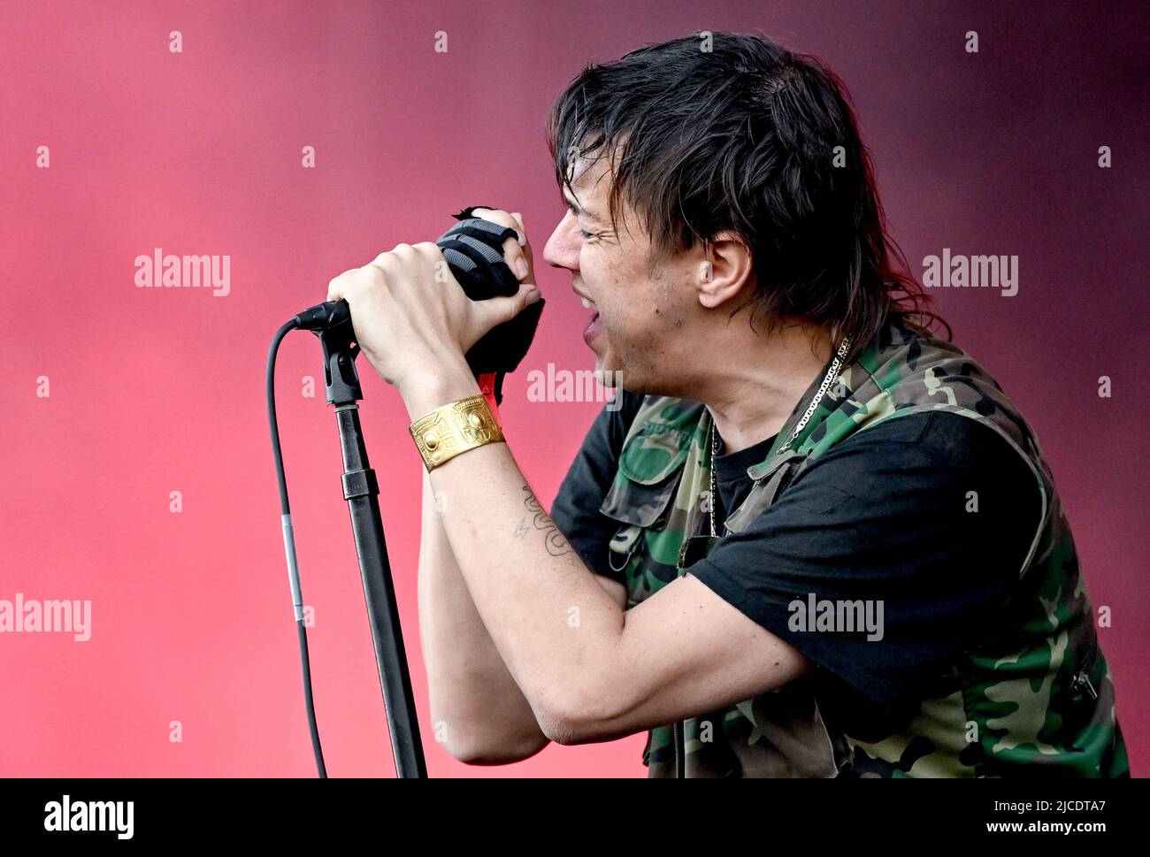 Berlin, Deutschland. 12.. Juni 2022. Sänger Julian Casablancas von der US-Band 'The Strokes' ist auf der Bühne des Tempelhof Sounds Festivals auf dem Gelände des ehemaligen Berliner Flughafens Tempelhof. Kredit: Britta Pedersen/dpa/Alamy Live Nachrichten Stockfoto