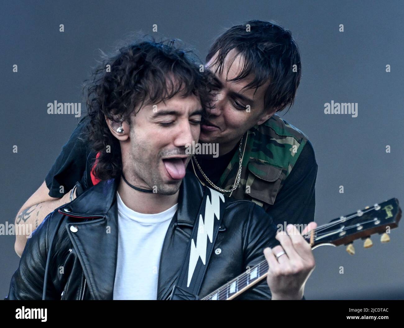 Berlin, Deutschland. 12.. Juni 2022. Sänger Julian Casablancas (r) und Gitarrist Albert Hammond Jr. von der US-Band 'The Strokes' treten auf der Bühne des Tempelhof Sounds Festivals auf dem Gelände des ehemaligen Berliner Flughafens Tempelhof auf. Kredit: Britta Pedersen/dpa/Alamy Live Nachrichten Stockfoto