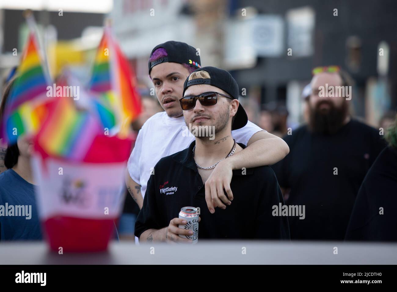 Die Zuschauer genießen eine Vorstellung beim White Center Pride Festival in Seattle am Samstag, den 11. Juni 2022. Stockfoto