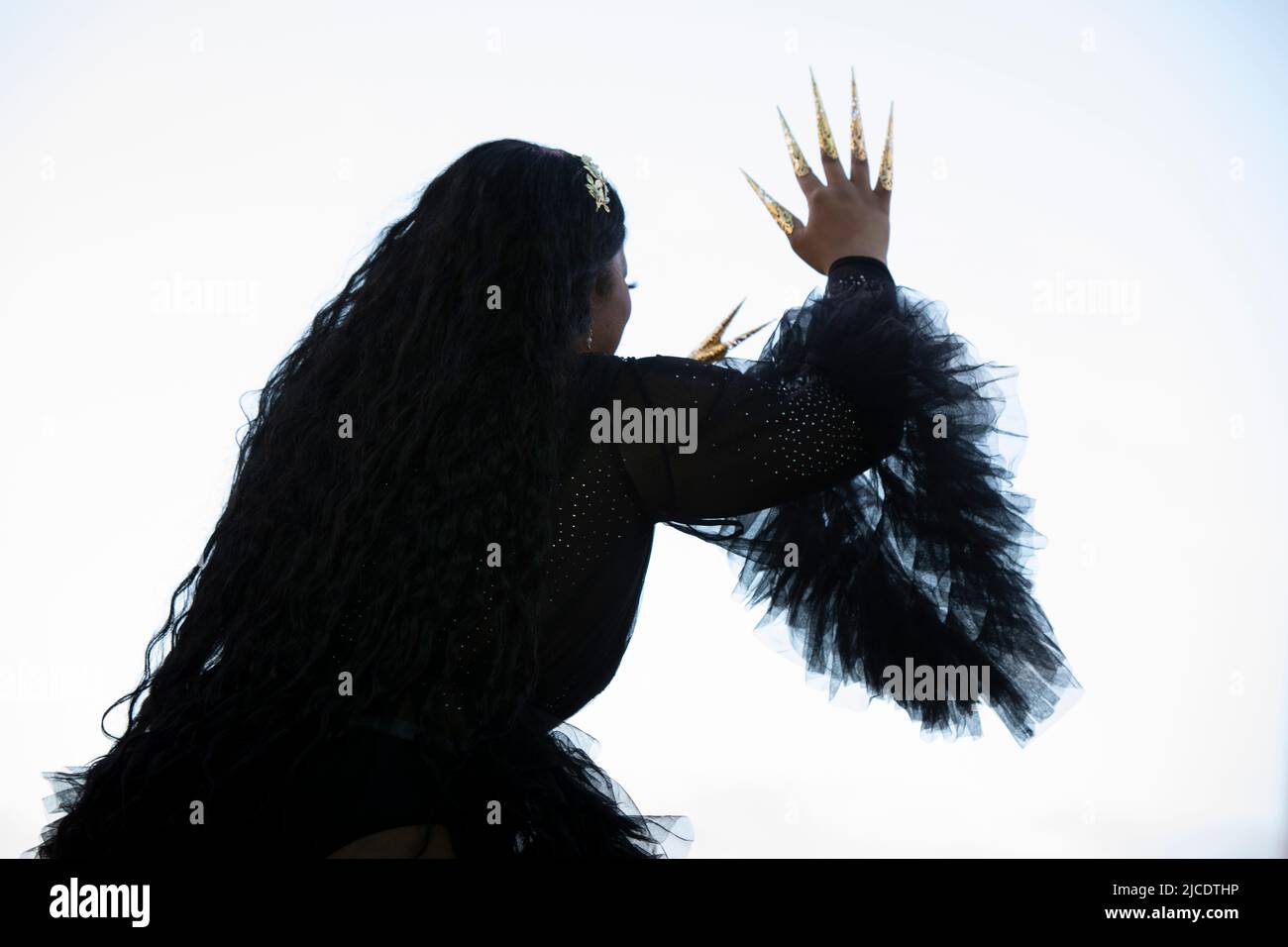Artist Dime unterhält das Publikum am Samstag, den 11. Juni 2022, mit einem Lyp-Synch beim White Center Pride Festival in Seattle. Stockfoto