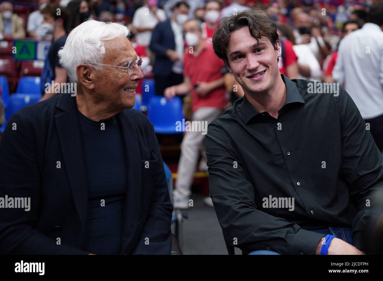 Mailand, Italien. 12.. Juni 2022. Links: Giorgio Armani (Inhaber der AX Armani Exchange Olimpia Milano), rechts: Danilo Gallinari (NBA-Spieler der Atlanta Hawks, ehemaliger Spieler der Olimpia Milano) während des Finales des Rennens 3 - AX Armani Exchange Milano vs Virtus Segafredo Bologna, Italienischer Basketball A Serie Championship in Mailand, Italien, Juni 12 2022 Credit: Independent Photo Agency/Alamy Live News Stockfoto