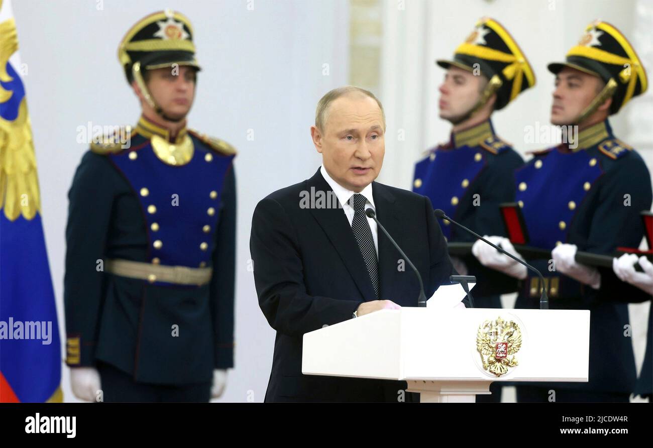 Moskau, Russland. 12.. Juni 2022. Der russische Präsident Wladimir Putin hält während der jährlichen Preisverleihung zur Feier des Russlandtags in der St. Georges Hall im Großen Kreml-Palast am 12. Juni 2022 in Moskau, Russland, eine Rede. Quelle: Mikhail Metzel/Kremlin Pool/Alamy Live News Stockfoto