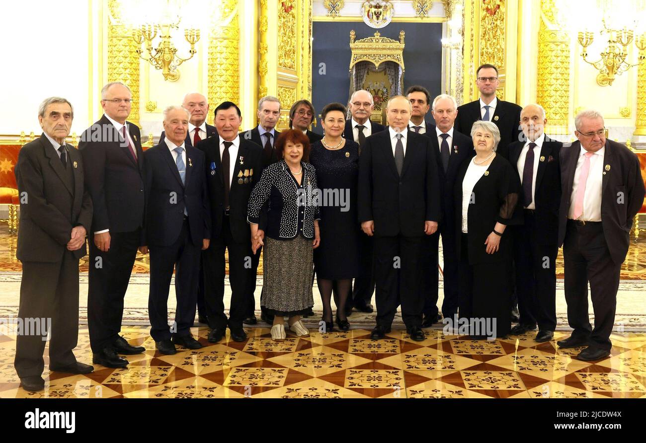 Moskau, Russland. 12.. Juni 2022. Der russische Präsident Wladimir Putin posiert für ein Gruppenfoto mit den Empfängern staatlicher Auszeichnungen während eines Empfangs im Anschluss an die jährliche Zeremonie zur Feier des Russlandtags in der St. Georges Hall im Großen Kreml-Palast am 12. Juni 2022 in Moskau, Russland. Quelle: Mikhail Metzel/Kremlin Pool/Alamy Live News Stockfoto