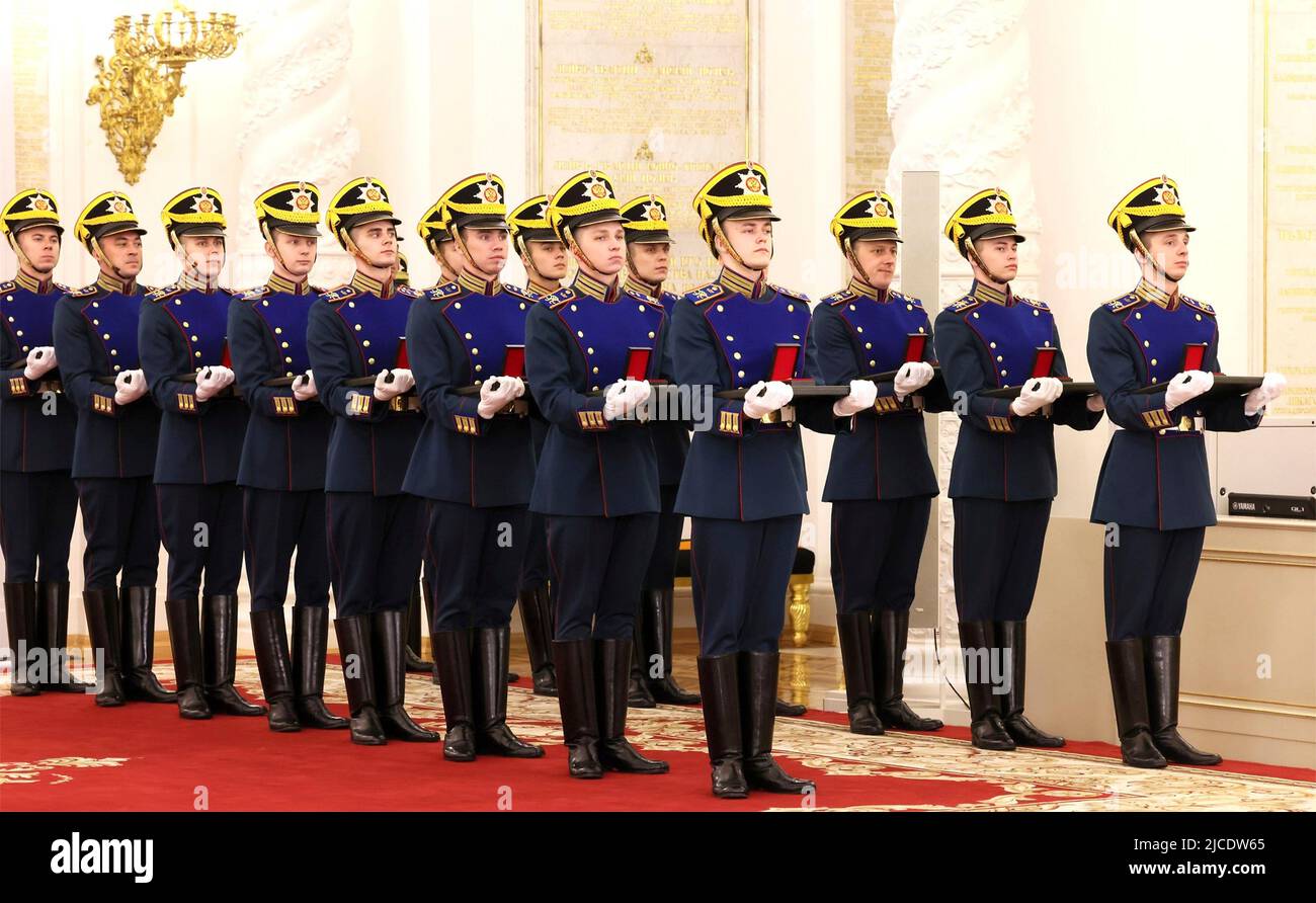 Moskau, Russland. 12.. Juni 2022. Mitglieder der russischen Präsidentengarde halten die Staatspreise vor der feierlichen Verleihung des Russlandtags in der St. Georges Hall im Großen Kremlpalast am 12. Juni 2022 in Moskau, Russland, ab. Quelle: Mikhail Metzel/Kremlin Pool/Alamy Live News Stockfoto