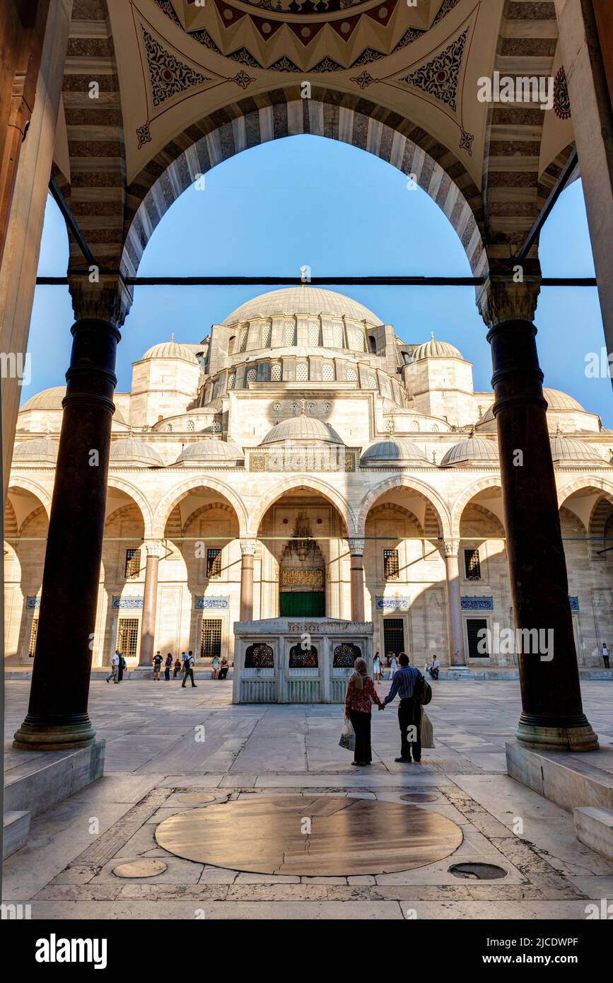 Istanbul - 12. Jun 2021: Suleymaniye Moschee in Istanbul, Türkei. Es ist Touristenattraktion und größte Moschee in Istanbul. Die Menschen besuchen islamische Osmanen Stockfoto