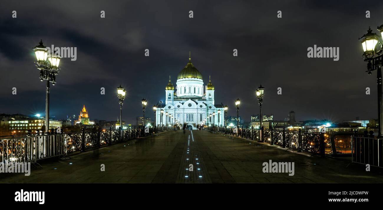 Kathedrale Christi des Erlösers Blick von der Patriarschy-Brücke in der Nacht, Moskau, Russland. Dieses Hotel ist das Wahrzeichen Moskaus. Panorama mit großer Kirche von Stockfoto