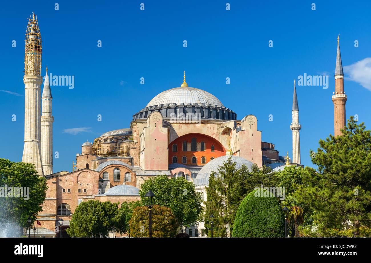 Hagia Sophia Moschee, Istanbul, Türkei. Die große Hagia Sophia oder Aya Sofya (Ayasofya) ist ein berühmtes Wahrzeichen Istanbuls. Szenischer Blick auf die Hagia Sophia, Byzanti Stockfoto