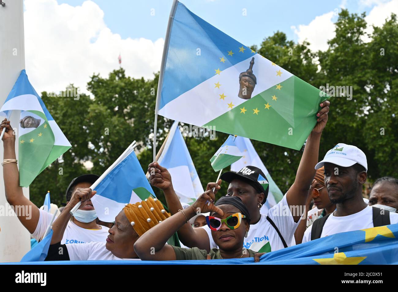 London, Großbritannien, 12/06/2022, die Demonstranten sind stolz auf ihre Yoruba-Nationalflagge. Protest für die 2023: Wir wollen ein Yoruba-Referendum und keine Übergangsregierung auf dem Parliament Square in London, Großbritannien. - 12. Juni 2022. Stockfoto