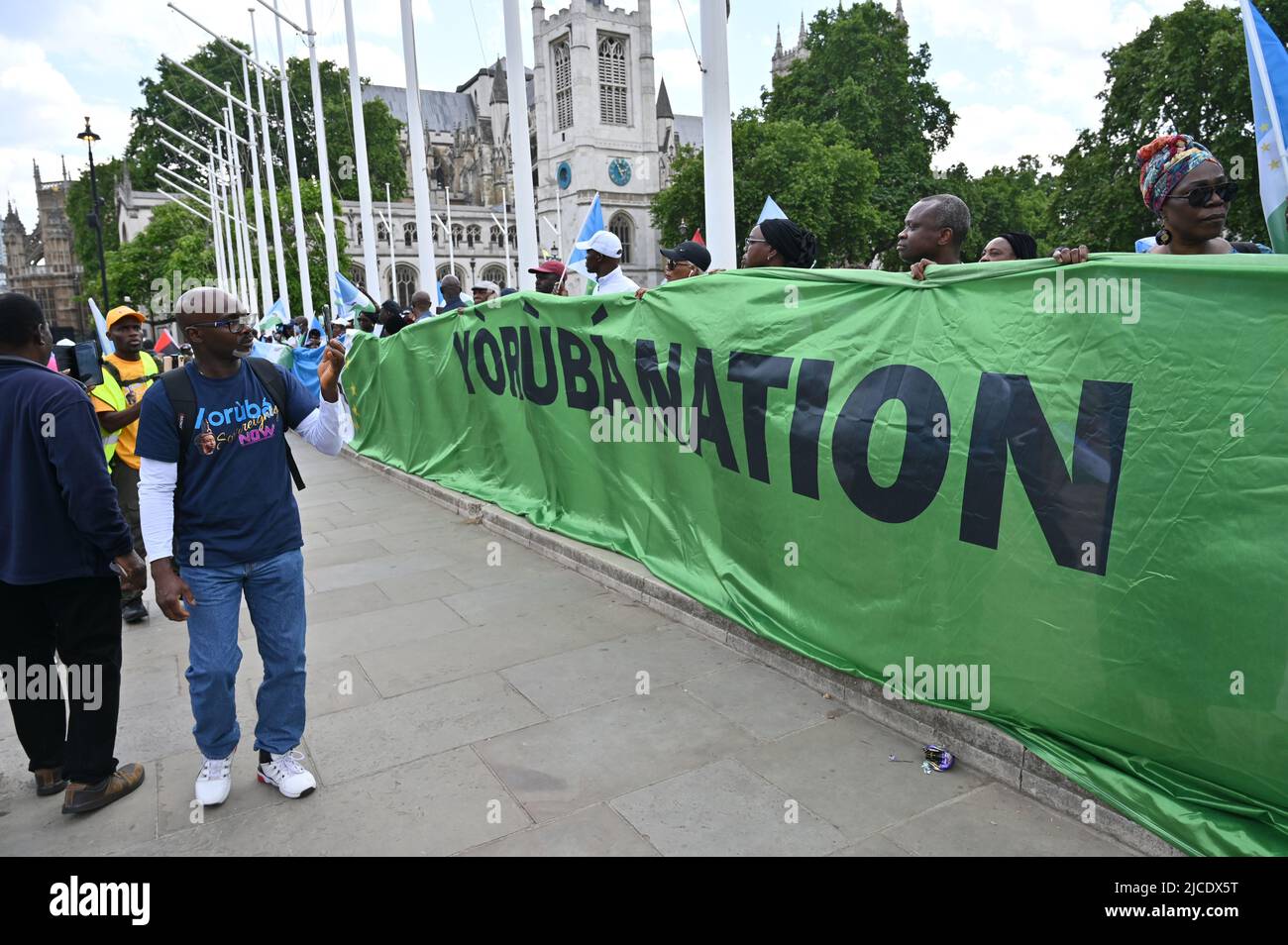 London, Großbritannien, 12/06/2022, die Demonstranten sind stolz auf ihre Yoruba-Nationalflagge. Protest für die 2023: Wir wollen ein Yoruba-Referendum und keine Übergangsregierung auf dem Parliament Square in London, Großbritannien. - 12. Juni 2022. Stockfoto
