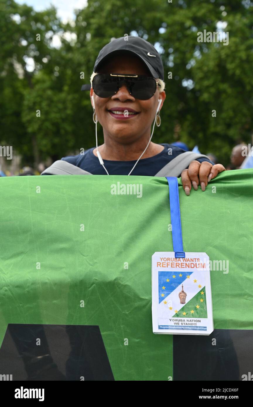 London, Großbritannien, 12/06/2022, die Demonstranten sind stolz auf ihre Yoruba-Nationalflagge. Protest für die 2023: Wir wollen ein Yoruba-Referendum und keine Übergangsregierung auf dem Parliament Square in London, Großbritannien. - 12. Juni 2022. Stockfoto