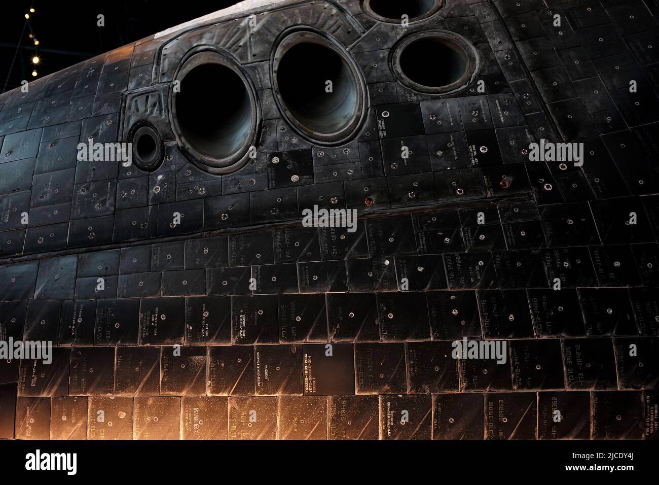 Wärmeplatten, die auf dem US Space Shuttle Discovery, Steven F. Udvar-Hazy Center in VA, gesehen wurden. USA Air & Space Museum Stockfoto