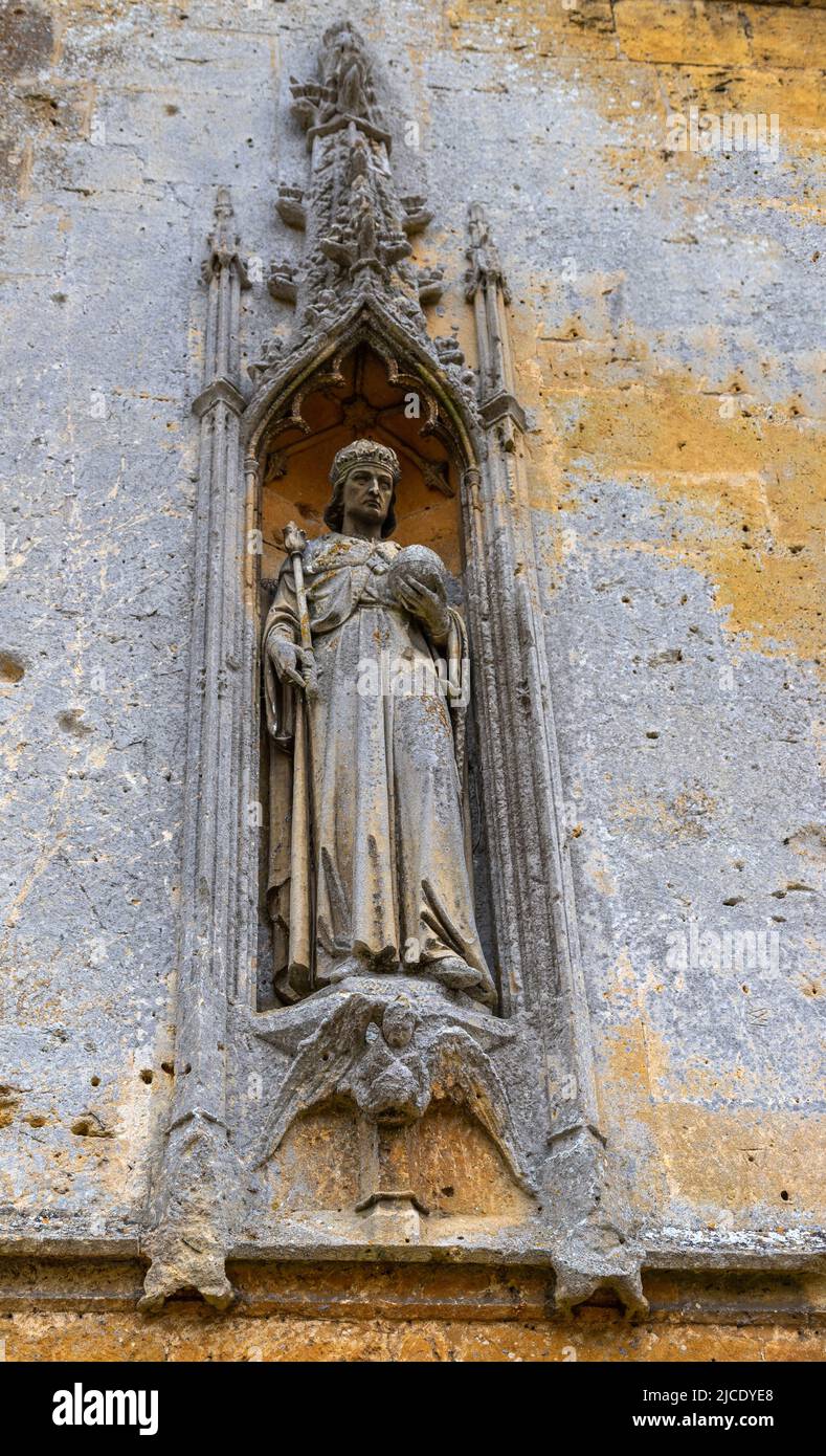 Statue mit königlicher Insignie an der Außenseite der St. Mary's Chapel, die auf dem Gelände von Sudeley Castle, Sudeley, Gloucestershire, England, Großbritannien, errichtet wurde. Stockfoto