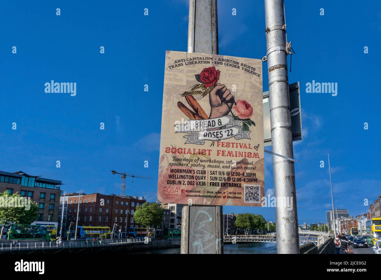 Ein Plakat für Bread and Roses 22, ein Festival des sozialistischen Feminismus, in Dublin, Irland. Stockfoto