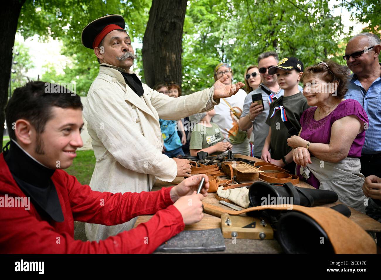 Moskau, Russland. 12.. Juni 2022. Menschen in historischen Kostümen treten während des Moskauer Historischen Festivals im Zentrum von Moskau, Russland, am 12. Juni 2022 auf. Quelle: Alexander Zemlianichenko Jr/Xinhua/Alamy Live News Stockfoto