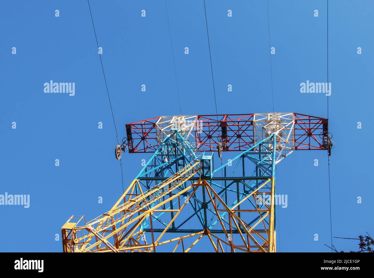 Hochspannungsleitungen auf Pylonen am blauen Himmel. Stockfoto