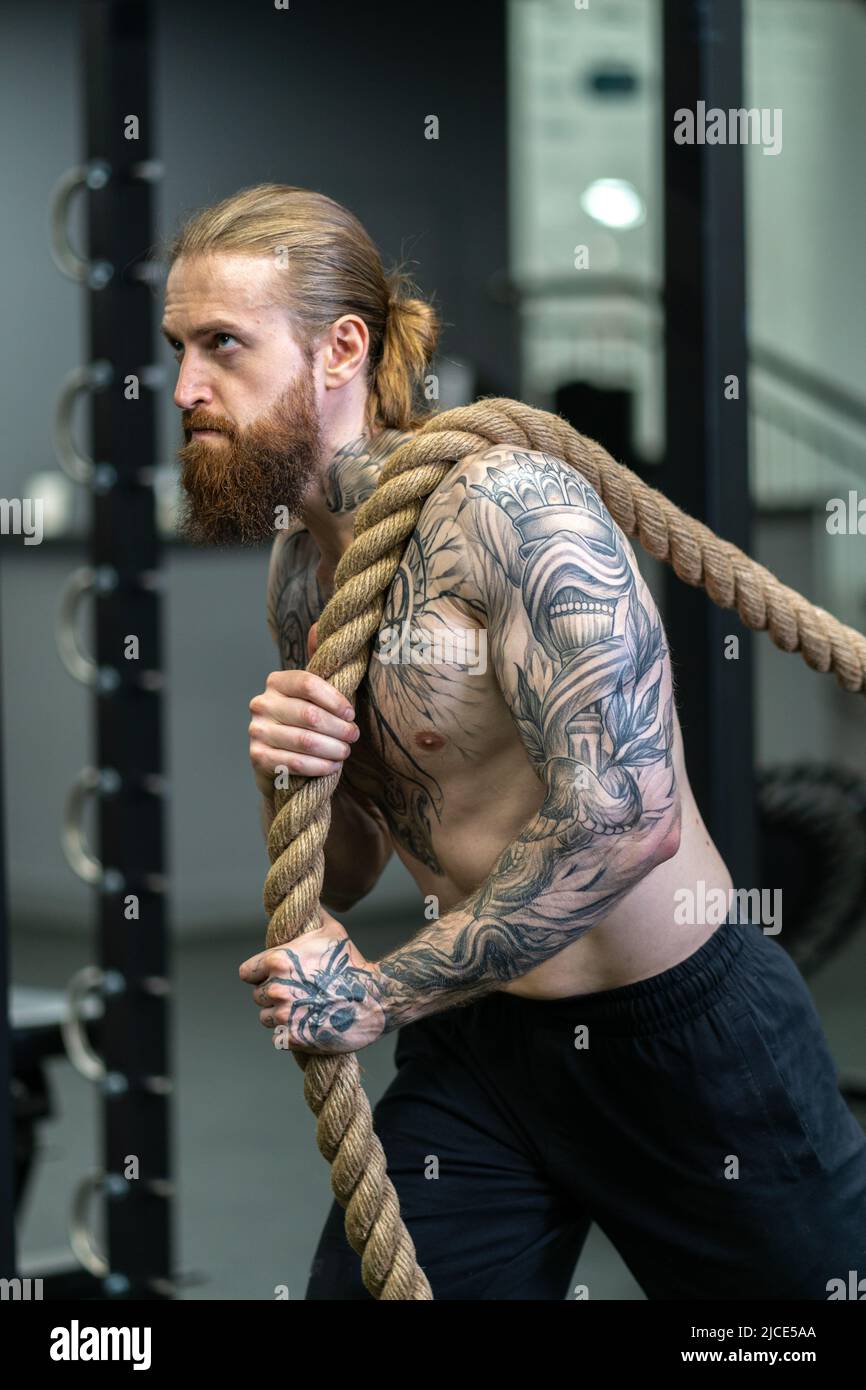 Seil unsichtbare Mann Schlepper war Casual Force Person Wettbewerb, Konzept gut aussehend isoliert von Geschäftsmann aus Schlepper Kerl, Hand fit. Schulungsarbeit Stockfoto