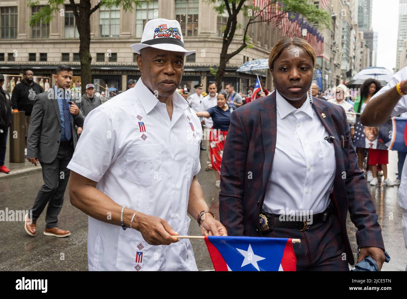 New York, USA. 12.. Juni 2022. Der Bürgermeister von NYC, Eric Adams, nimmt am 12. Juni 2022 an der Puerto Rican Day Parade entlang der 5. Avenue in New York, New York, Teil. (Foto von Gabriele Holtermann/Sipa USA) Quelle: SIPA USA/Alamy Live News Stockfoto