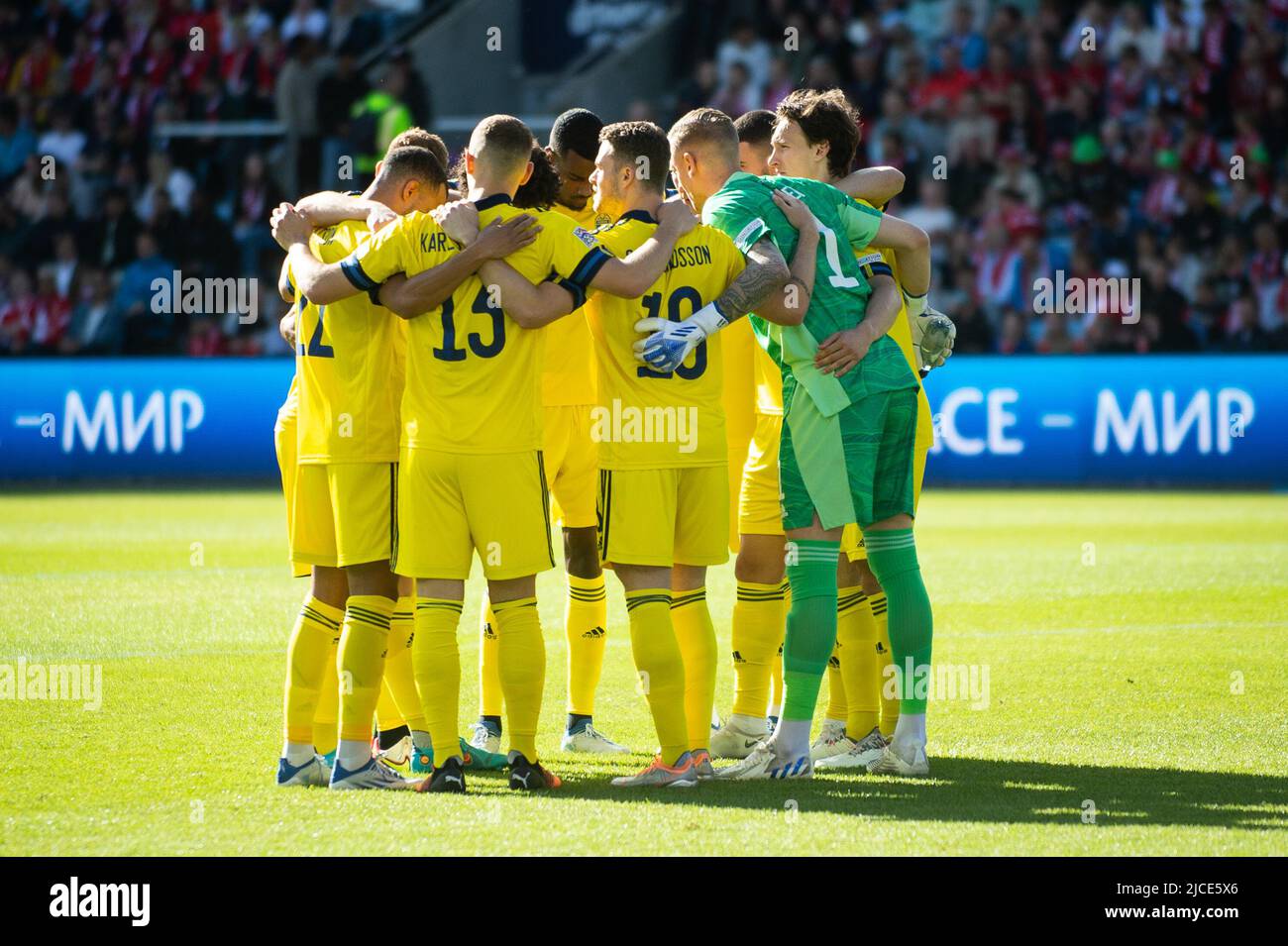 Oslo, Norwegen. 12.. Juni 2022. Die Spieler Schwedens vereinen sich im Kreis vor dem Spiel der UEFA Nations League zwischen Norwegen und Schweden im Ullevaal Stadion in Oslo. (Foto: Gonzales Photo/Alamy Live News Stockfoto