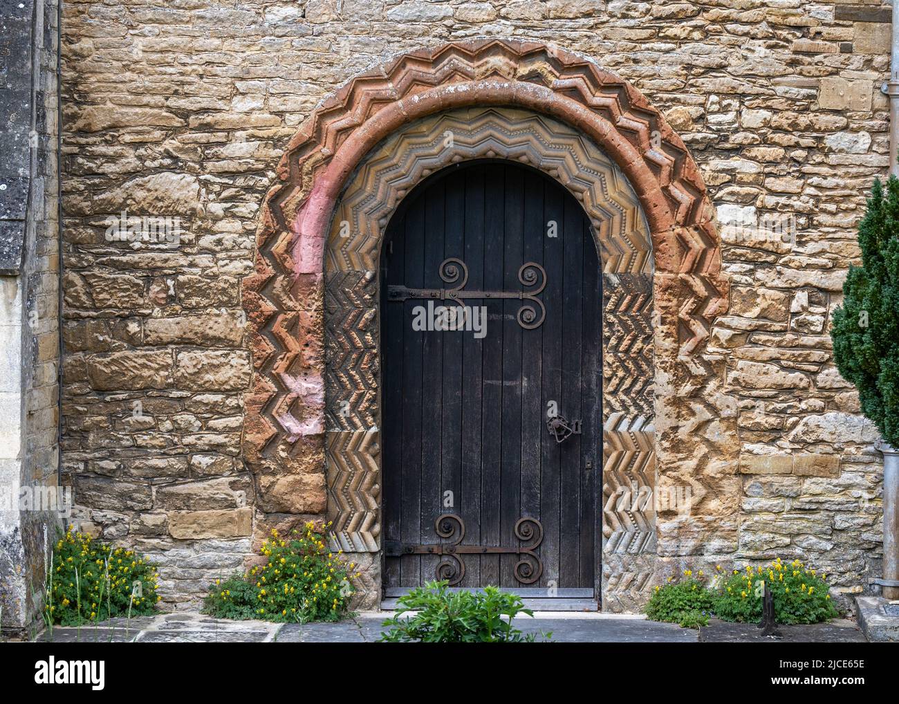 Normannisches Tor an der Südseite der Kirche St. Maria Magdalena, Woodstock, mit einem Zickzack-Muster Stockfoto