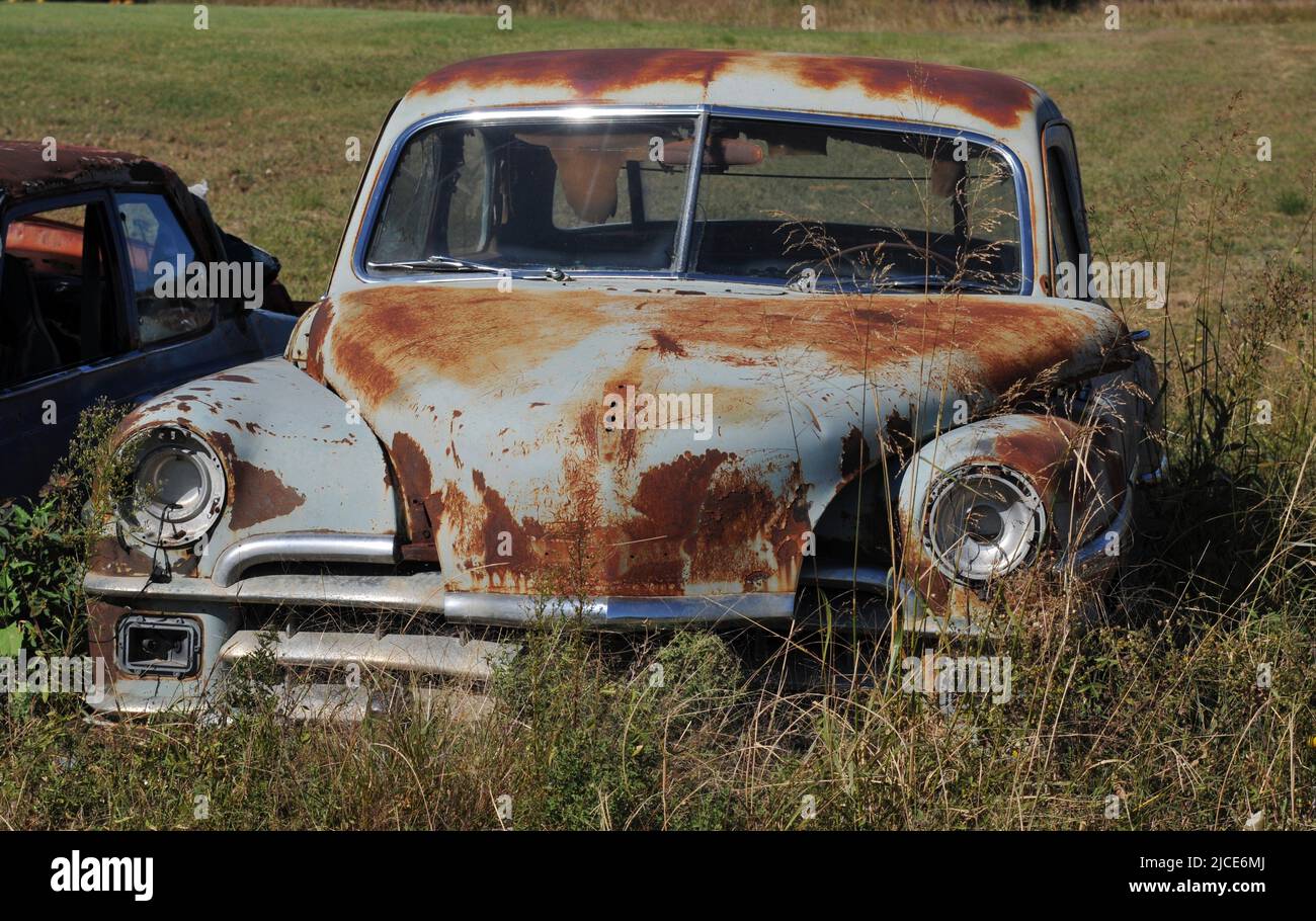 Ein rostiges altes Auto sitzt verlassen auf einem Feld entlang der historischen Route 66 in der Nähe von Erick, Oklahoma. Stockfoto