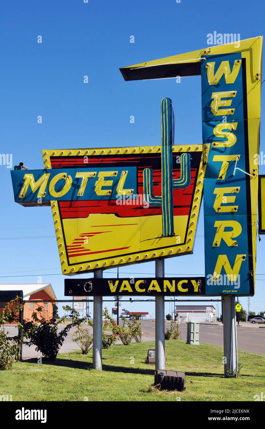 Das farbenfrohe Neonschild am Western Motel in der kleinen Route 66-Stadt Sayre, Oklahoma. Stockfoto