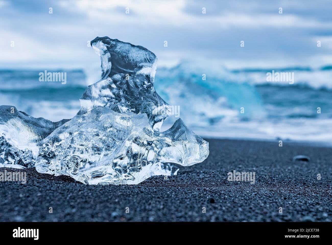 Nahaufnahme eines wunderschönen Eisberges am Ufer des schwarzen Sandes am Diamond Beach Stockfoto