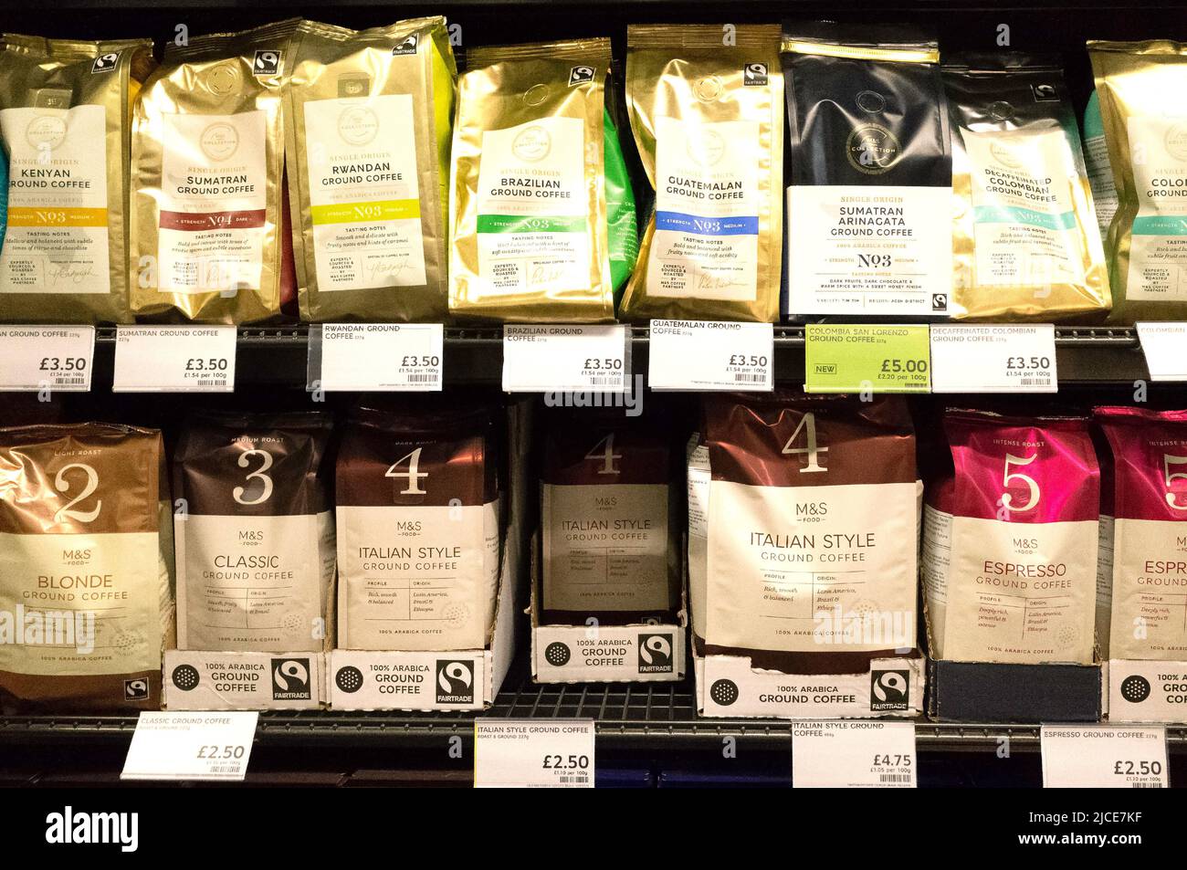 M&S Supermarkt zeigt Verpackungen von Kaffeepulver der eigenen Marke und Bohnen aus mehreren Herkunftsländern Stockfoto