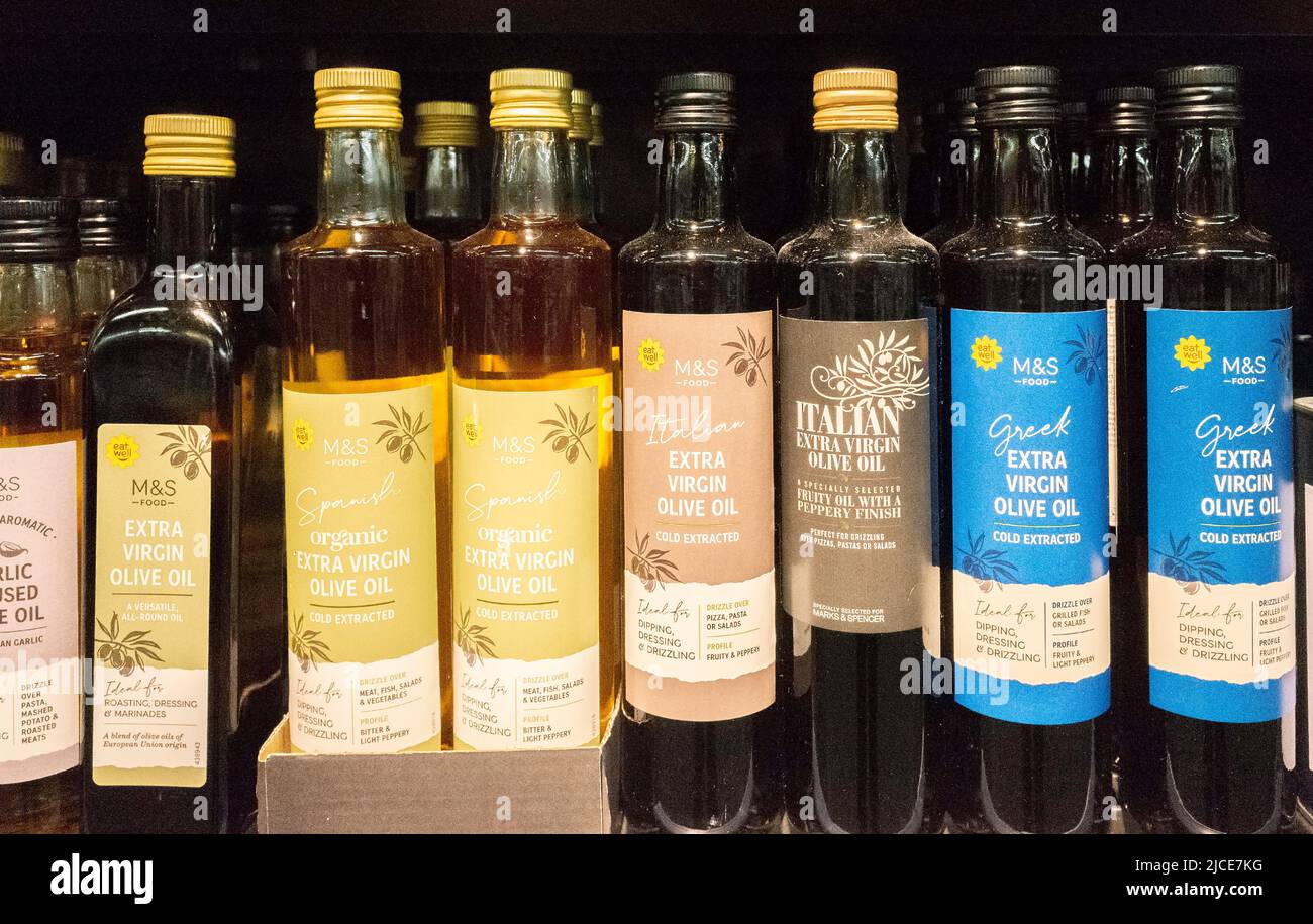 M&S Supermarkt zeigt Flaschen mit nativem Olivenöl Extra aus mehreren Herkunftsländern Stockfoto