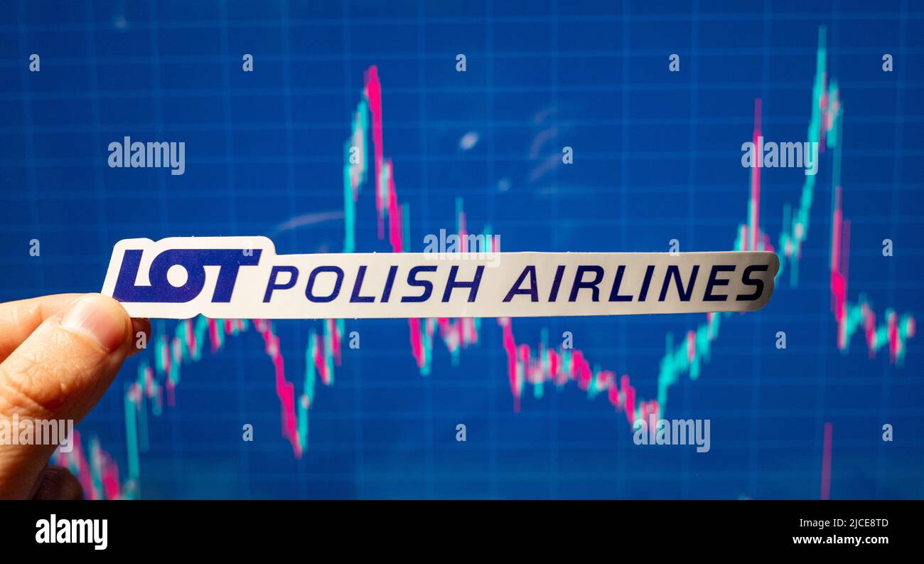 10. November 2021, Warschau, Polen. Das Emblem von LOT Polish Airlines vor dem Hintergrund einer Aktienkurskarte. Stockfoto