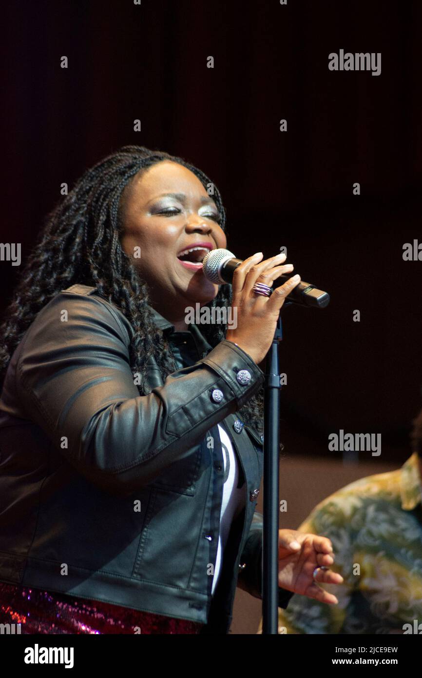 9. Juni 2022, Chicago, IL, USA: Shemekia Copeland, die preisgekrönte amerikanische Sängerin, zeigte ihre bluesgesanglichen Koteletts als Headliner am ersten Abend des Chicago Blues .Festival 2022. Ihre Stimme hallte im gesamten Millennium Park, wo Hunderte sich versammelt hatten, um ihre Aufführung von der Jay Pritzker Pavillion Stage zu sehen. In diesem Jahr findet das Chicago Blues Fest zum ersten Mal seit der Pandemie von Covid in der Stadt vier Tage statt. (Bild: © Karen I. Hirsch/ZUMA Press Wire) Stockfoto