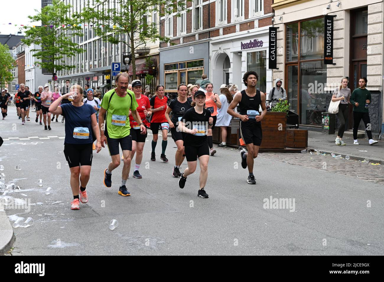 Bestseller Aarhus City Half Marathon - Menschen laufen in der Stadt, in Aarhus, Dänemark am 12. Juni 2022 Stockfoto