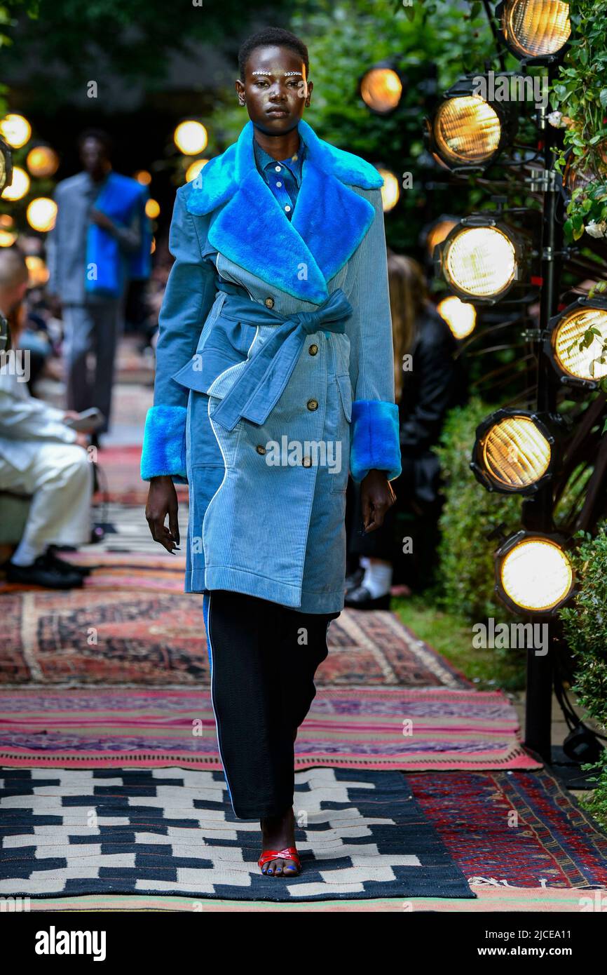 London, Großbritannien. 12/06/2022, AHLUWALIA SS23 Runway während der London Fashion Week am 2022. Juni - London, UK. 12/06/2022 Stockfoto