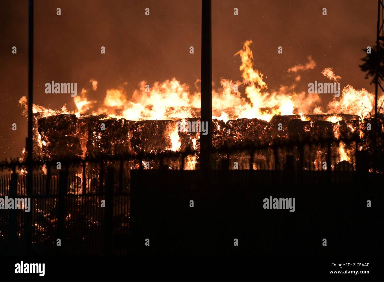 Nechells, Birmingham, England, 12. Juni 2022. Mehr als 100 Feuerwehrleute bekämpfen ein riesiges Inferno auf dem Smurfit Kappa Recycling Compound in Nechells, Birmingham. Die West Midlands Fire Service hat 20 Geräte installiert, darunter zwei hydraulische Hubarbeitsbühnen, mehrere Löschfahrzeuge und eine Hochvolt-Wasserpumpanlage. Bei dem Vorfall werden 8000 Tonnen Papier- und Pappballen in einem Lagerhaus in Brand gesetzt. Quelle: Stop Press Media/Alamy Live News Stockfoto