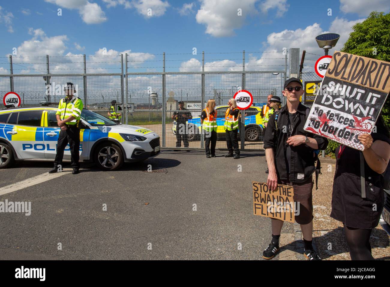 Demonstranten chören und halten Plakate gegen die Abschiebeflüge des Vereinigten Königreichs nach Ruanda in der Nähe des Immigration Removal Center des Brook House am 12. Juni 2022 in London Stockfoto