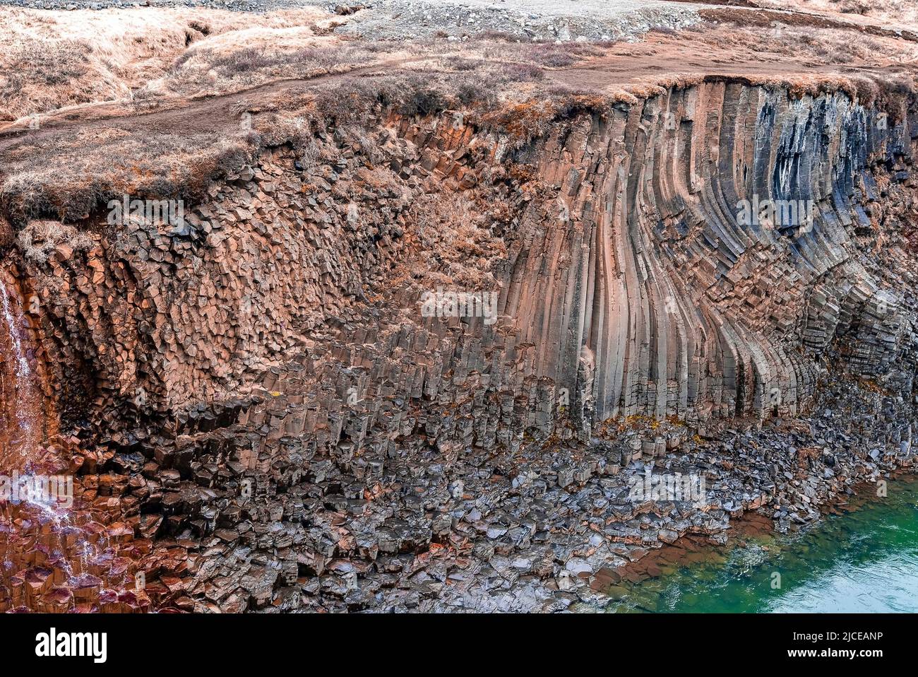 Szenische Ansicht der Basaltsäulenformation durch den Wasserfall Litlanesfoss im Tal Stockfoto