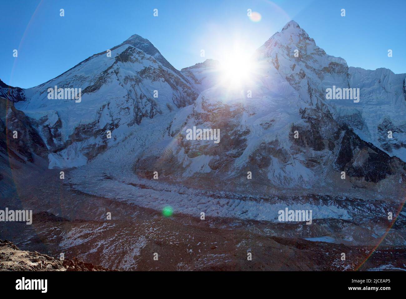 Morgensonne über Mount Everest, lhotse und Nuptse vom Pumo Ri Basislager - Weg zum Everest Basislager - Sagarmatha Nationalpark - Nepal Himalaya Moun Stockfoto