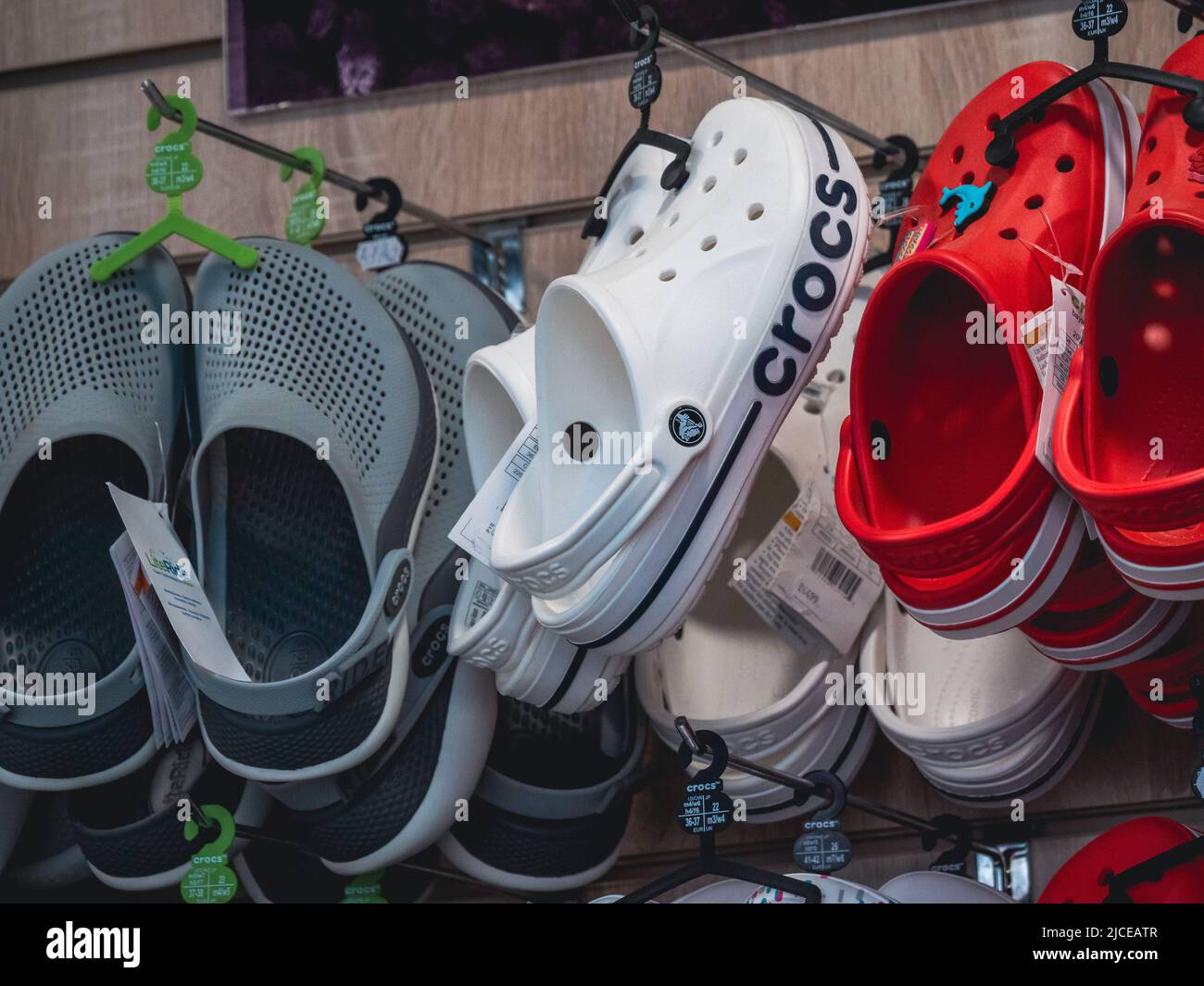 Moskau, Russland - Mai 2022 : Crocs Clogs im Geschäft zu verkaufen. Bequeme Schuhe. Crocs Inc. Ist ein amerikanisches Unternehmen mit Sitz in NIWOT, Colorado, das Schuhe vertreibt und herstellt. Stockfoto