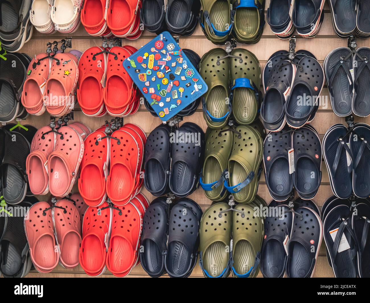Moskau, Russland - Mai 2022 : Crocs Clogs im Geschäft zu verkaufen. Bequeme Schuhe. Crocs Inc. Ist ein amerikanisches Unternehmen mit Sitz in NIWOT, Colorado, das Schuhe vertreibt und herstellt. Stockfoto