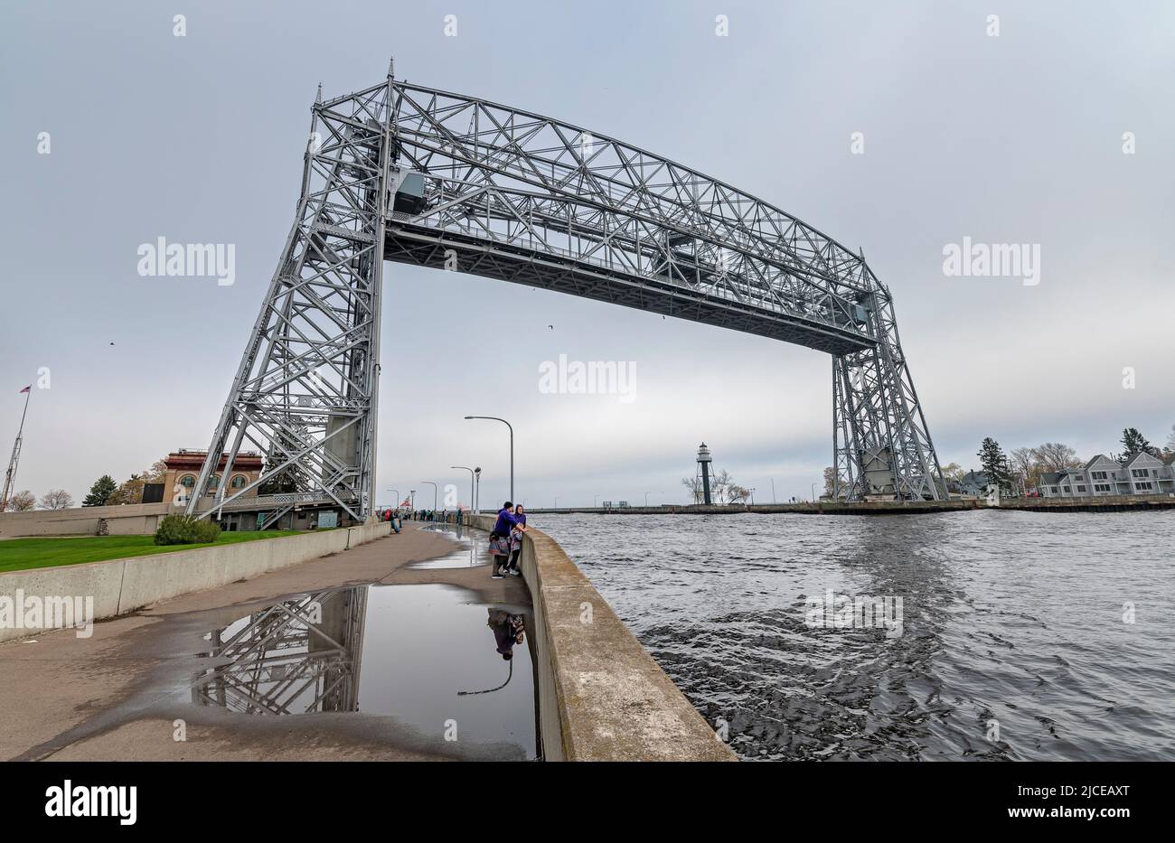 Duluth, Minnesota, USA – 29. Mai 2022: Die Menschen warten auf ein vorbeifahrende Schiff mit angehobener Aerial Lift Bridge Stockfoto