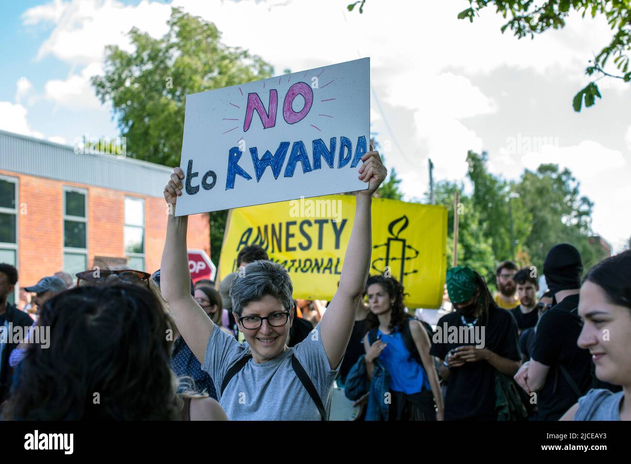 Demonstranten chören und halten Plakate gegen die Abschiebeflüge des Vereinigten Königreichs nach Ruanda in der Nähe des Immigration Removal Center des Brook House am 12. Juni 2022 in London Stockfoto