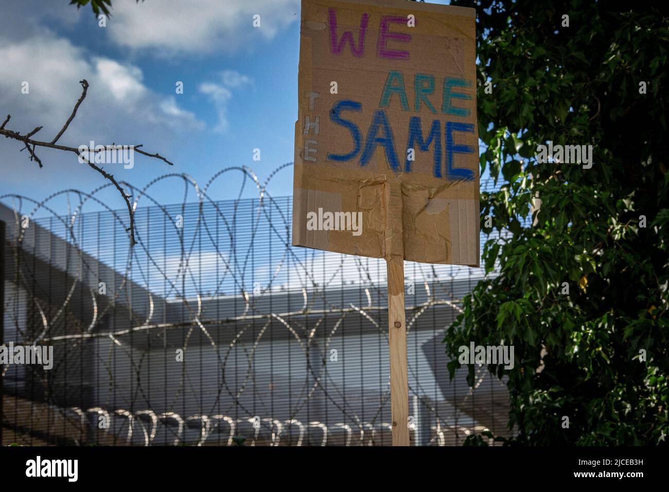 Plakat gegen die Abschiebeflüge des Vereinigten Königreichs nach Ruanda in der Nähe des Immigration Removal Center des Brook House am 12. Juni 2022 in London, England. Stockfoto