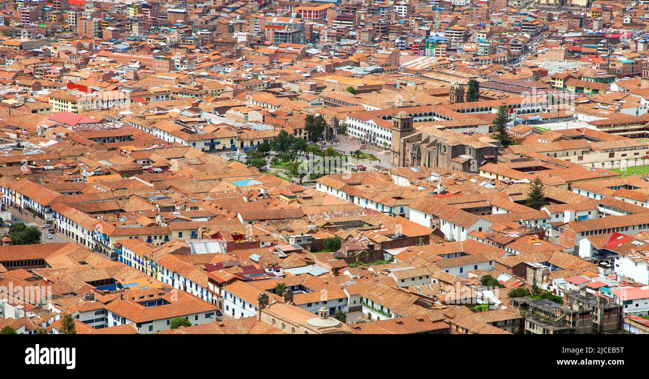 Schöne Aussicht auf das srische Zentrum von Cusco oder Cuzco Stadt, rote Dächer Peru Stockfoto