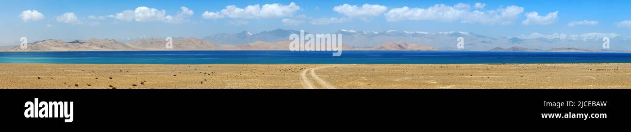 Karakul See und Pamir Range in Tadschikistan. Landschaft rund um Pamir Autobahn M41 internationale Straße Stockfoto